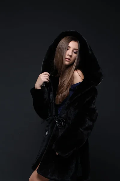 Portrait d'une dame séduisante en manteau de fourrure — Photo