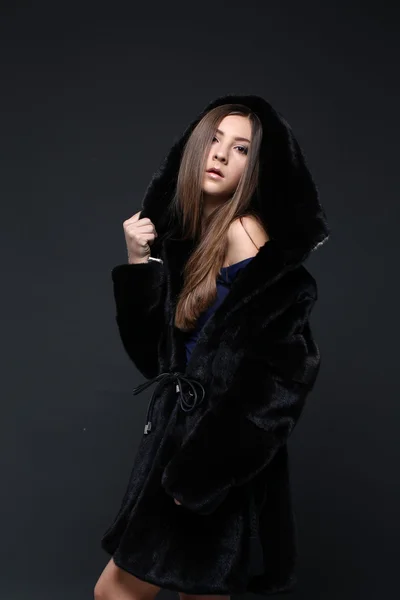 Portrait of a seductive lady in fur coat — Stock Photo, Image