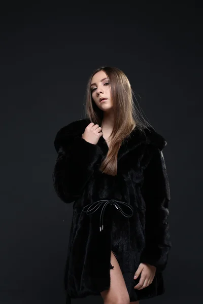 Portrait of a seductive lady in fur coat — Stock Photo, Image