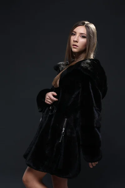 Retrato de uma senhora sedutora em casaco de peles — Fotografia de Stock