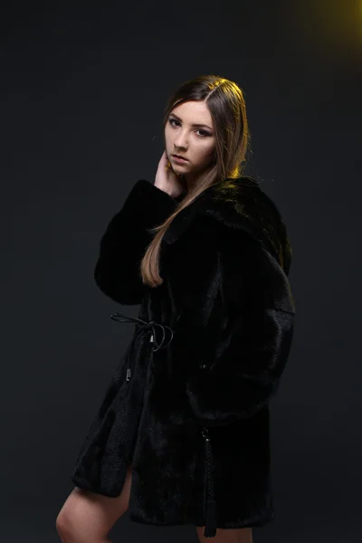 Portrait of a seductive lady in fur coat — Stock Photo, Image