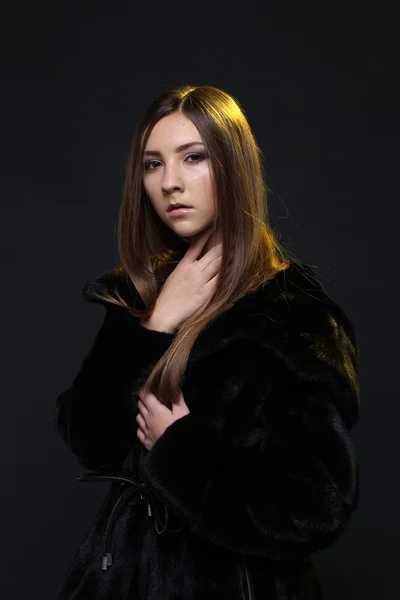 Portrait of a seductive lady in fur coat — Stock Photo, Image