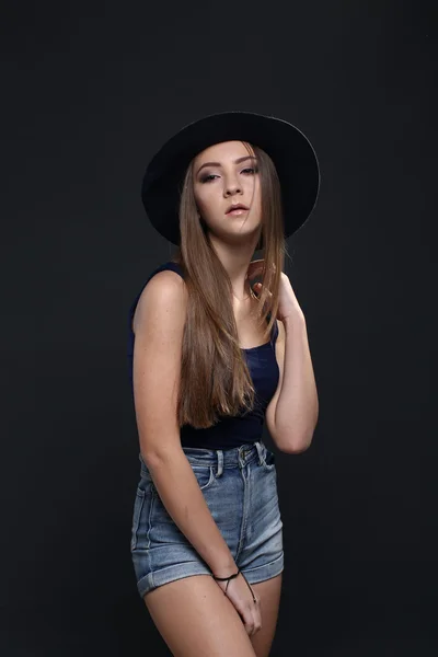 Hermosa mujer con sombrero. Fondo oscuro . — Foto de Stock