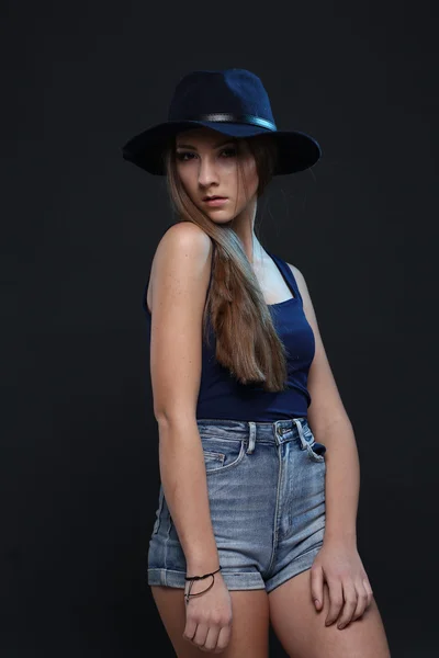 Beautiful woman in hat. Dark Background. — Stock Photo, Image