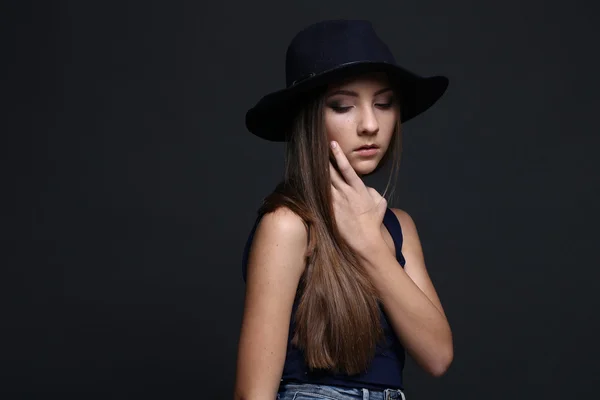 Hermosa mujer con sombrero. Fondo oscuro . —  Fotos de Stock