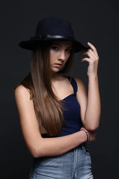 Όμορφη γυναίκα με καπέλο. Σκούρο φόντο. — Φωτογραφία Αρχείου