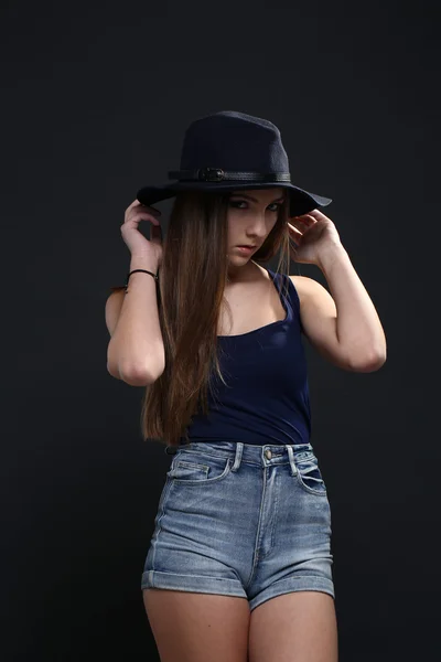 Bellissima donna col cappello. Sfondo scuro . — Foto Stock