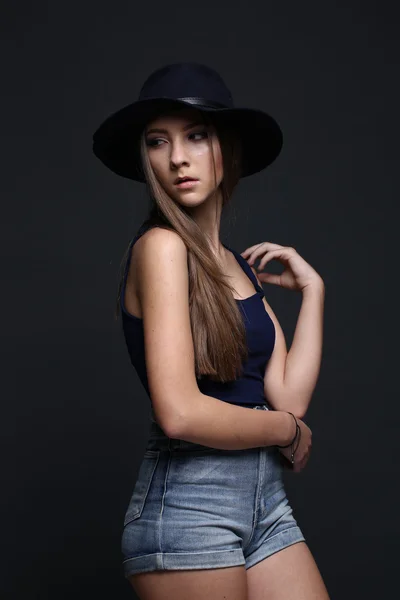 Hermosa mujer con sombrero. Fondo oscuro . — Foto de Stock