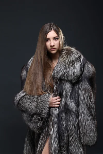 Portrait of a seductive lady in fur coat — Stock Photo, Image