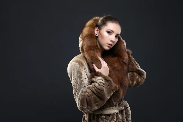 Portrait d'une dame séduisante en manteau de fourrure — Photo