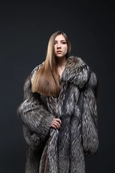 Ritratto di donna seducente in pelliccia — Foto Stock