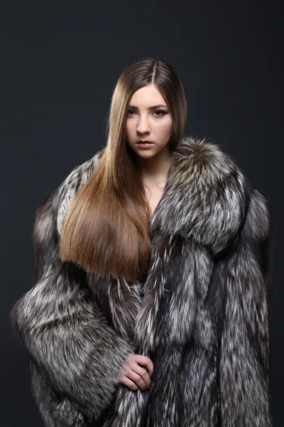 Ritratto di donna seducente in pelliccia — Foto Stock