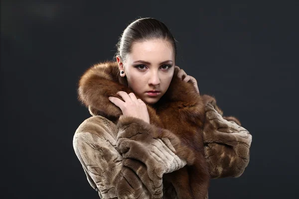 Portrait d'une dame séduisante en manteau de fourrure — Photo