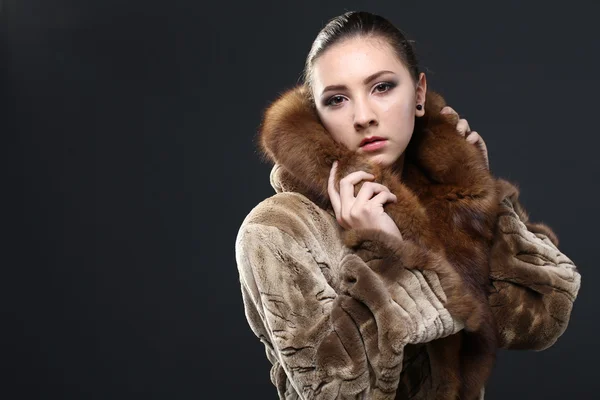 Retrato de una dama seductora en abrigo de piel —  Fotos de Stock