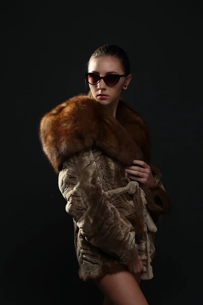 Retrato de uma senhora sedutora em casaco de peles — Fotografia de Stock
