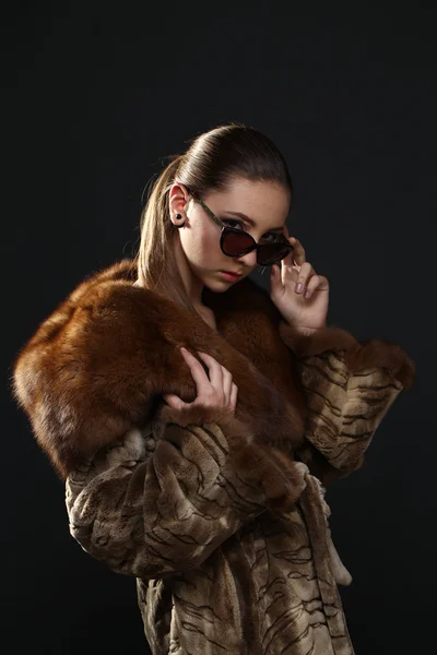 Portrait of a seductive lady in fur coat — Stock Photo, Image