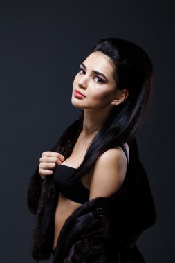 Kürk manto baştan çıkarıcı kadın portresi