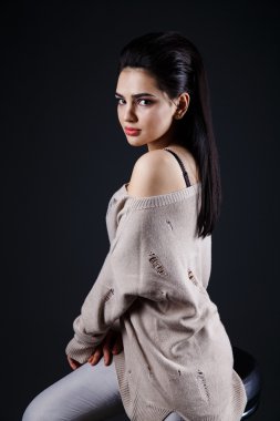 güzel esmer kız bej kazak, kot pantolon, saç modeli