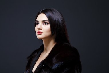 Kürk manto baştan çıkarıcı kadın portresi