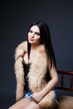 Kürk manto baştan çıkarıcı kadın portresi