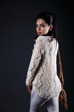 güzel esmer kız bej kazak ve kahverengi çanta