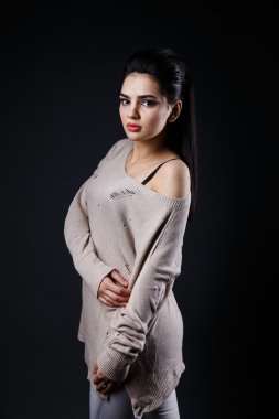 güzel esmer kız bej kazak, kot pantolon, saç modeli