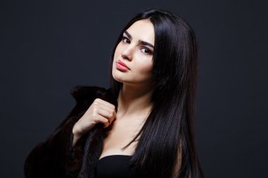 Kürk manto baştan çıkarıcı kadın portresi