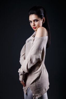 güzel esmer kız bej kazak, kot pantolon, saç modeli