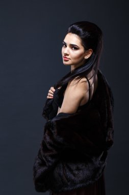 Kürk manto baştan çıkarıcı kadın portresi