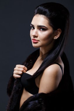 Kürk manto baştan çıkarıcı kadın portresi