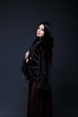 Kürk manto baştan çıkarıcı kadın portresi