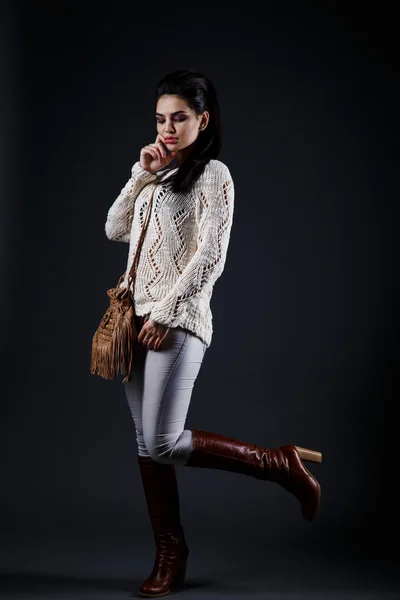 Красивая брюнетка в бежевом свитере и коричневой сумке — стоковое фото