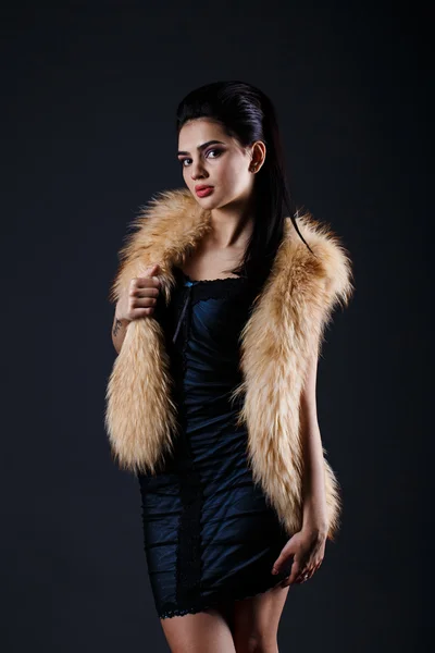 Portrait of a seductive lady in fur coat — Stock Photo, Image