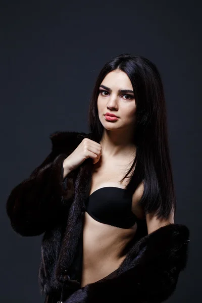 Portrait of a seductive lady in fur coat — Stock Photo, Image