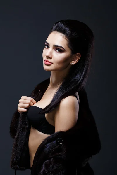 Portrait of a seductive lady in fur coat — Stock Photo, Image