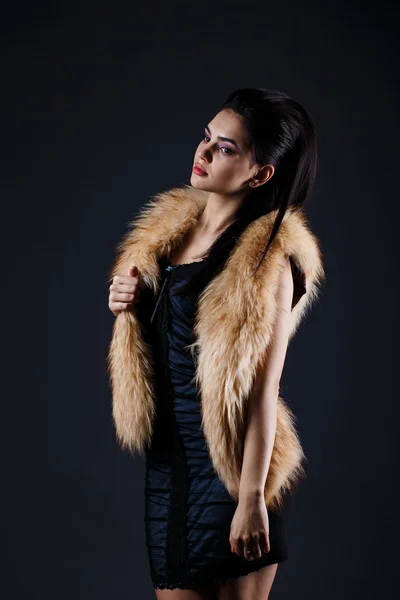 Portrait of a seductive lady in fur coat — Stock Photo, Image