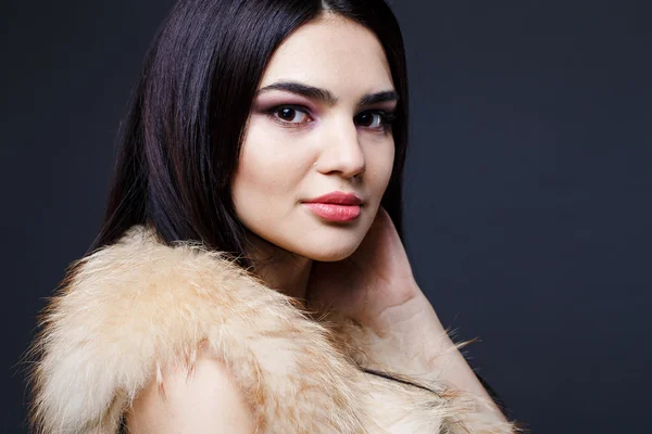 Portrait of a seductive lady in fur coat — Stock Photo, Image