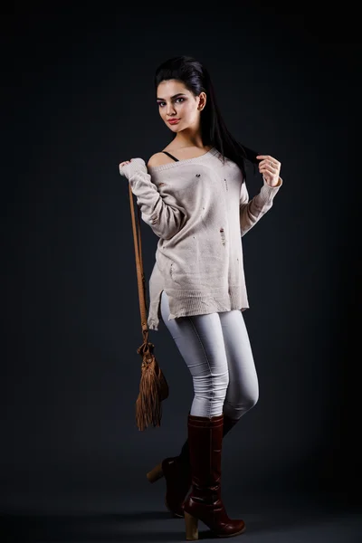 Piękna brunetka dziewczyna w beżowy sweter i brązowy worek — Zdjęcie stockowe