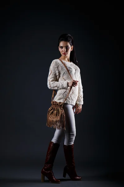 Bella ragazza bruna in maglione beige e borsa marrone — Foto Stock