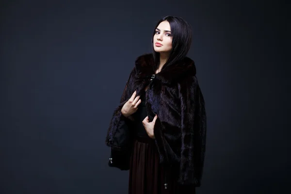 毛皮のコートで魅惑的な女性の肖像画 — ストック写真
