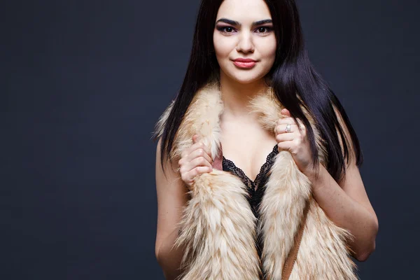 Portrait of a seductive lady in fur coat — Stock Photo, Image