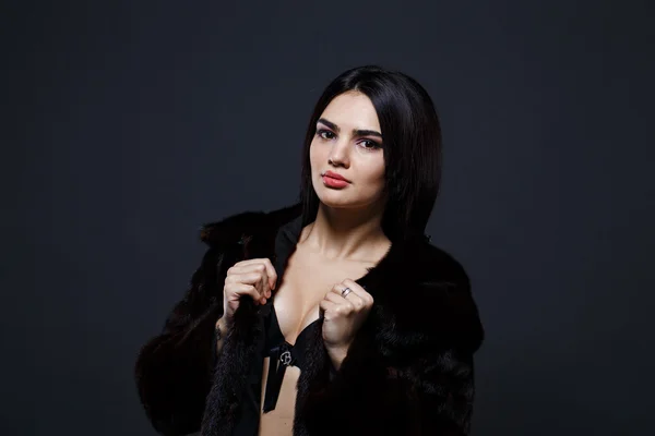 Portrait of a seductive lady in fur coat — Stock Photo, Image