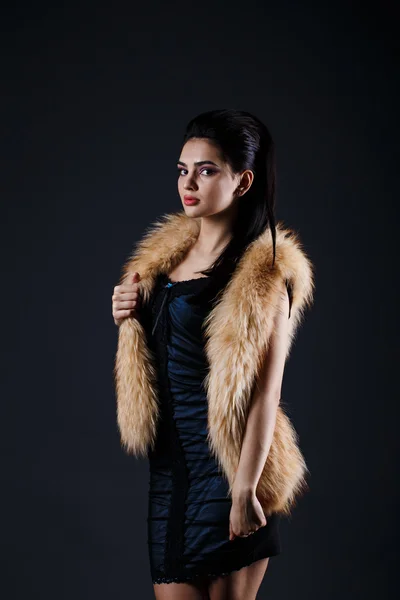Retrato de una dama seductora en abrigo de piel — Foto de Stock