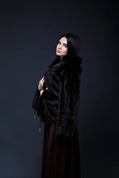 Retrato de una dama seductora en abrigo de piel — Foto de Stock