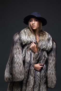 Kürk manto baştan çıkarıcı kadın portresi