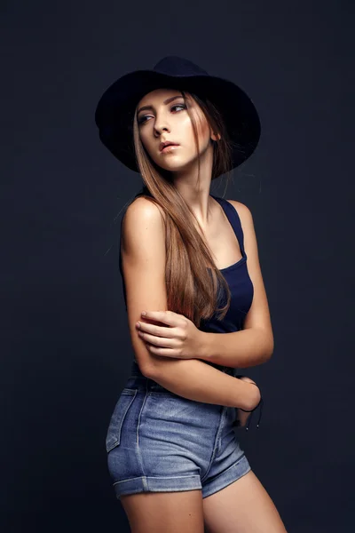 Beautiful woman in hat. Dark Background. — Stock Photo, Image