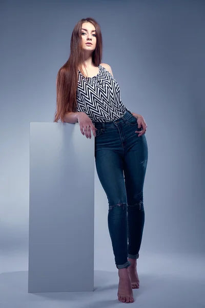 Sexig tjej i blå jeans — Stockfoto