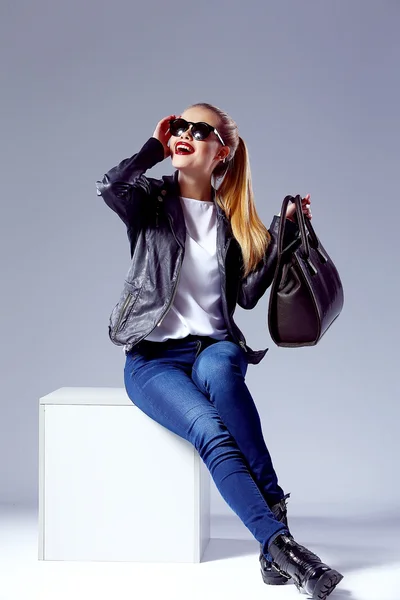 Retrato de estilo Vogue hermosa joven rubia con bolsa negra cerca del cubo en el estudio — Foto de Stock