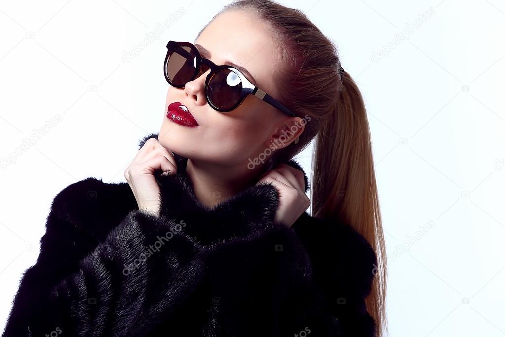 Fashion woman Beauty girl model blonde long hair and bright makeup, sexy blond vogue style female, beauty and jewelry model vogue style, young woman in luxury fur coat, studio isolated.