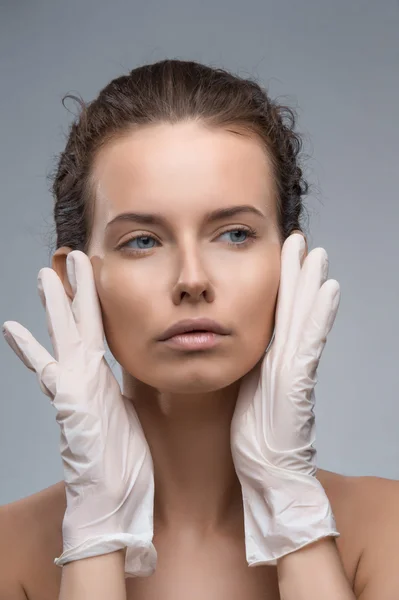 Portret van een jonge blanke vrouw die een cosmetische injectie krijgt — Stockfoto
